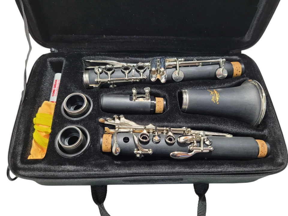Clarinete compuesto Jean Paul con boquilla y estuche acolchado original Foto 2 de 4