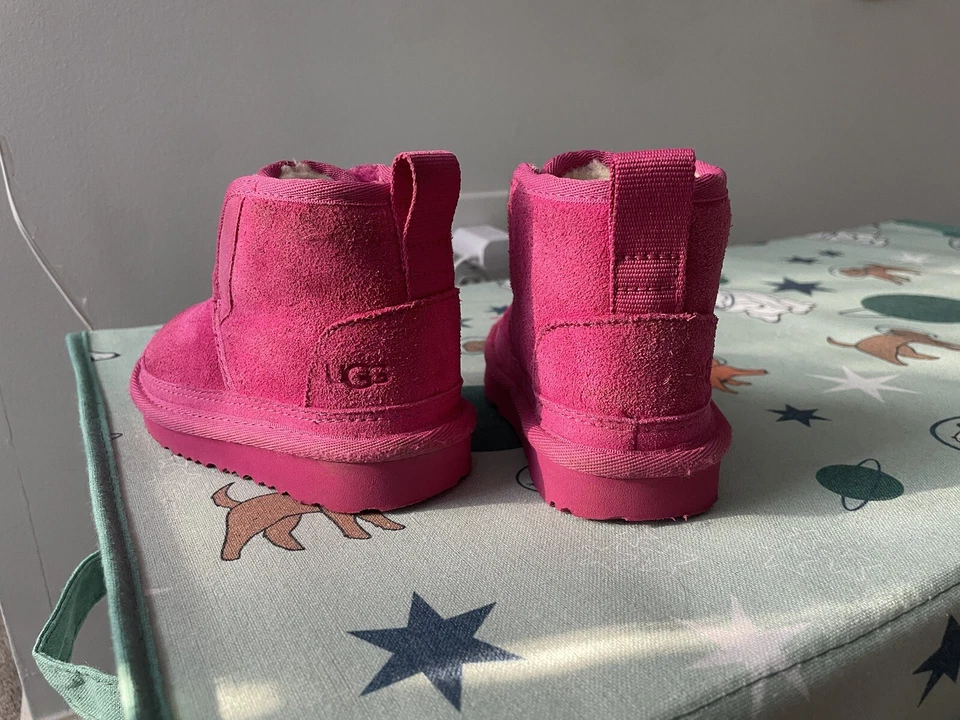 BOTA CHUKKA UGG NEUMEL EZ-FIT NIÑO PEQUEÑO TALLA 6C GAMUZA SORBETE FRAMBUESA Foto 4 de 4