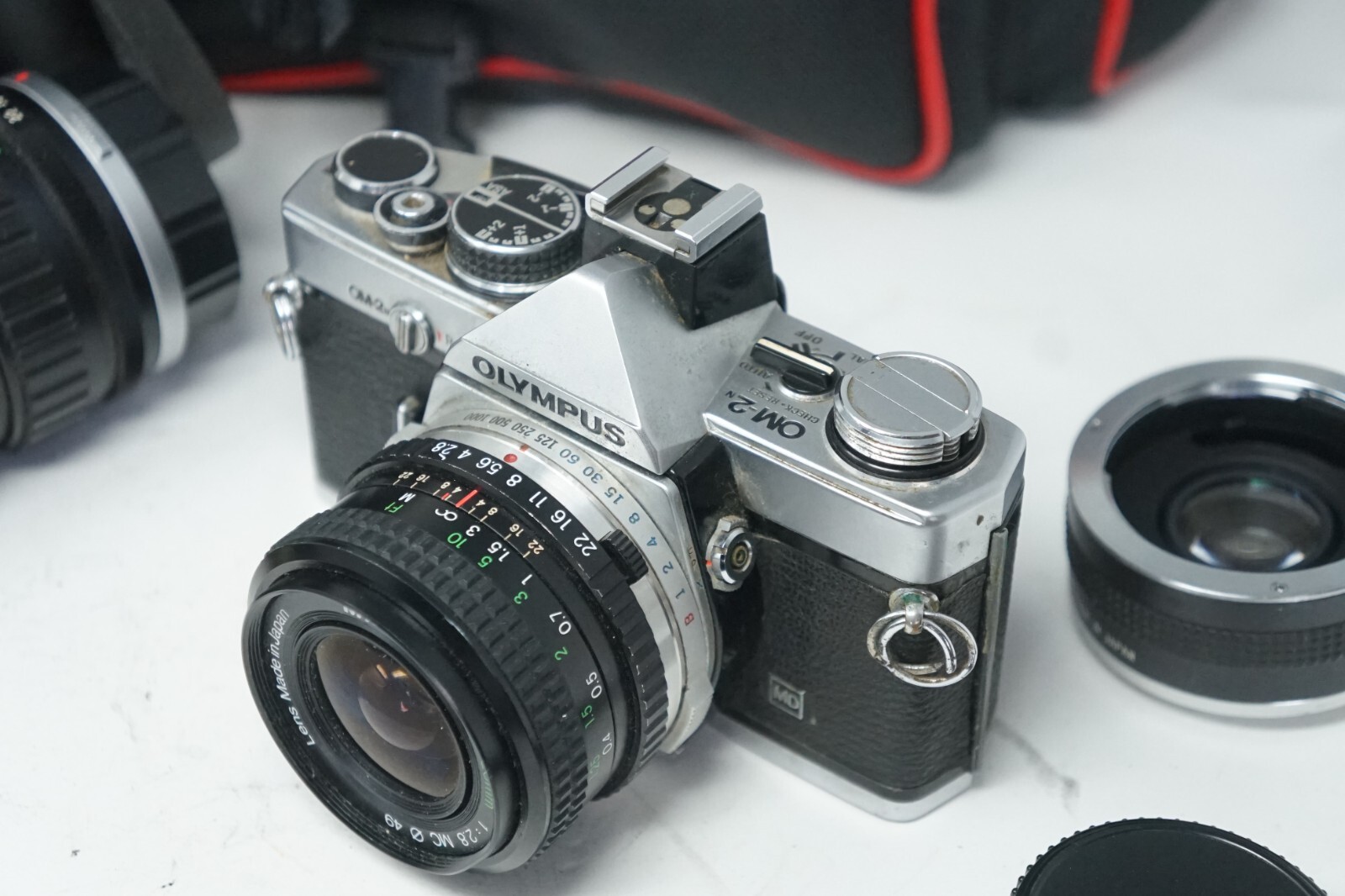 Vintage Olympus Silver OM2 OM2 Film SLR Camera & 28mm & 75150mm