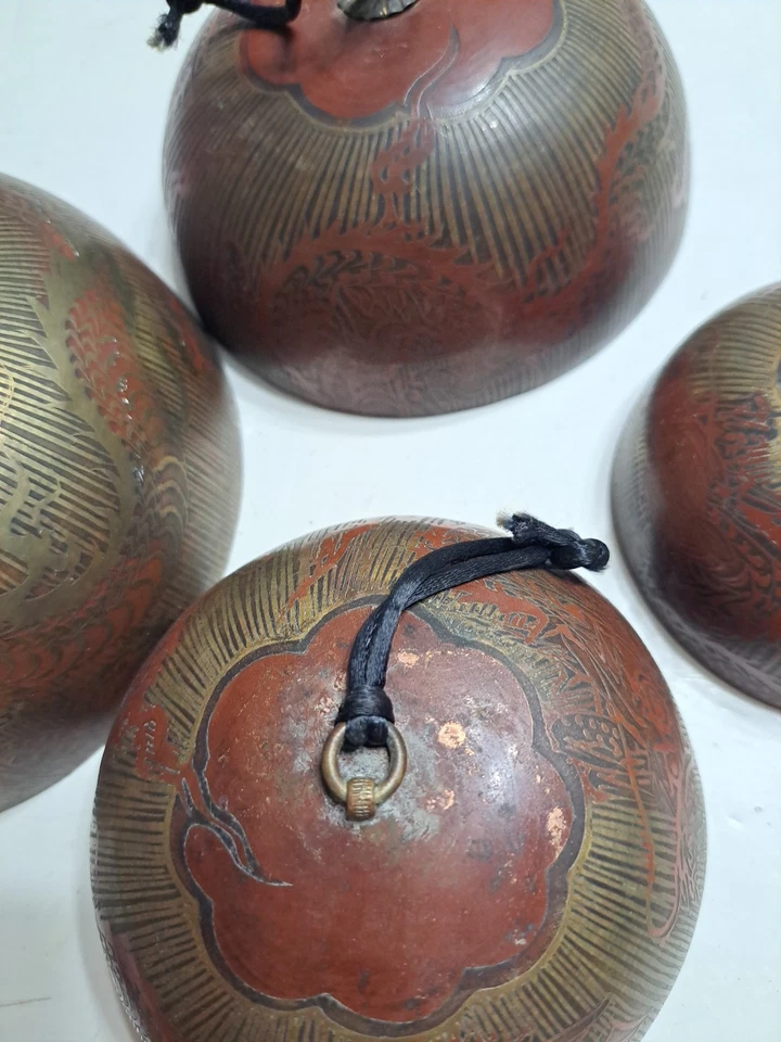 Campana de templo en cascada de cuatro niveles de latón chino del siglo XX con dragón... Foto 3 de 4