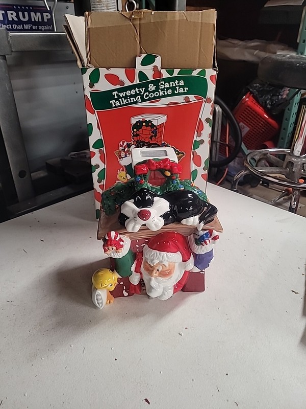 Warner Brothers Christmas Tweety Sylvester Santa Talking Cookie Jar New Box
