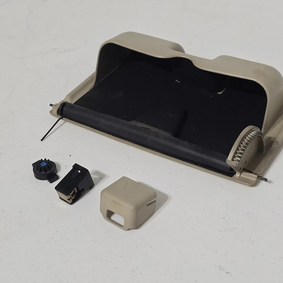 97-04 Mitsubishi Montero 3 SEC. Roof Overhead Console Dome Light 2ND CUBBY BEIGE - Image 4 of 4