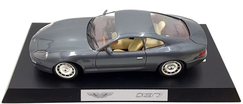 Guiloy 1/18 Scale Diecast M10932 - Aston Martin DB7 Grey with plinth - Image 3 of 4