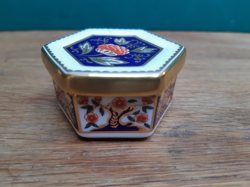 A Royal Crown Derby Hexagonal Trinket Box - A.1298 - 1st - Picture 2 of 4