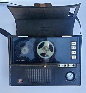 Vintage GE Portable Reel To Reel. Has vintage batteries