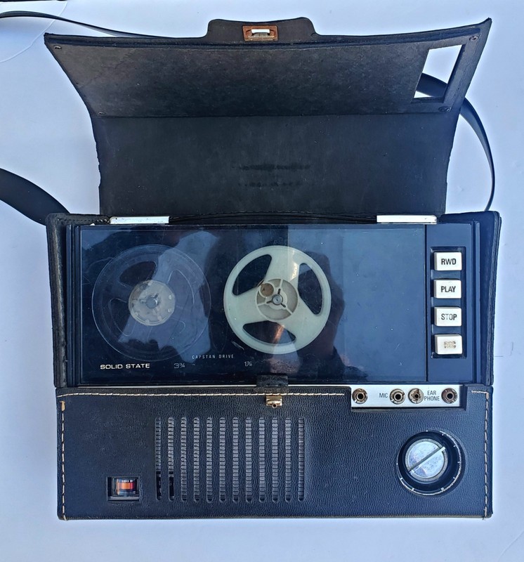 Vintage GE Portable Reel To Reel. Has vintage batteries
