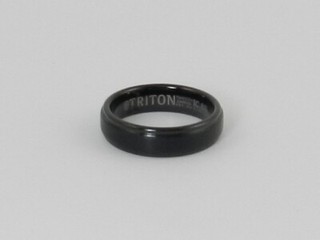 Triton Fascia Comfort Fit con finitura a spazzola bordata in carburo di tungsteno 10