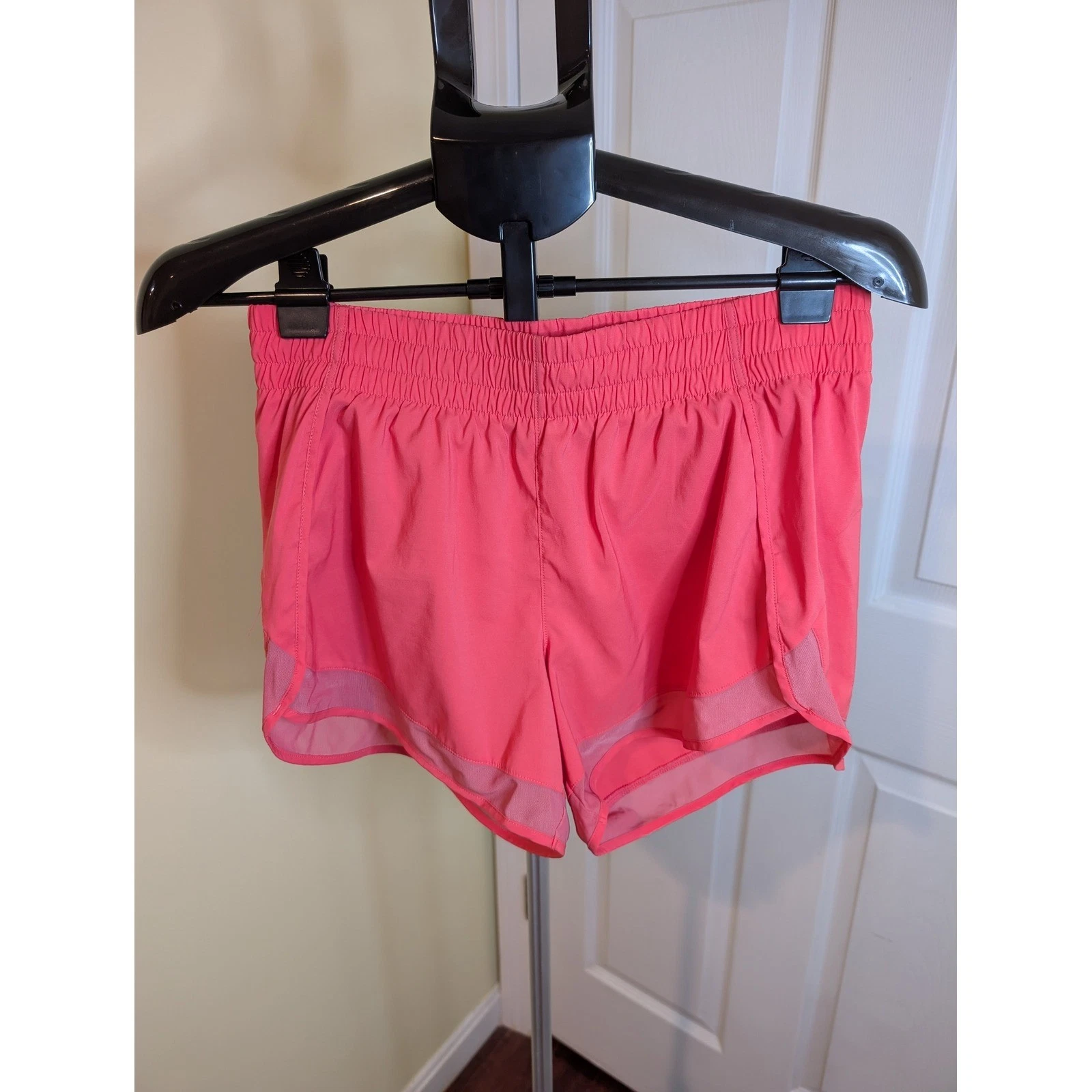 Athleta Mesh Mesa Run Shorts Coral Pink 4 Inch Inseam Athletic Lined - Size S