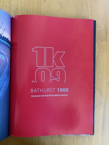 2009 Bathurst 1000 1K.09 Book Brock Trophy Andrew Clarke Jacob Black HCDJ Exlib - Foto 5 di 9