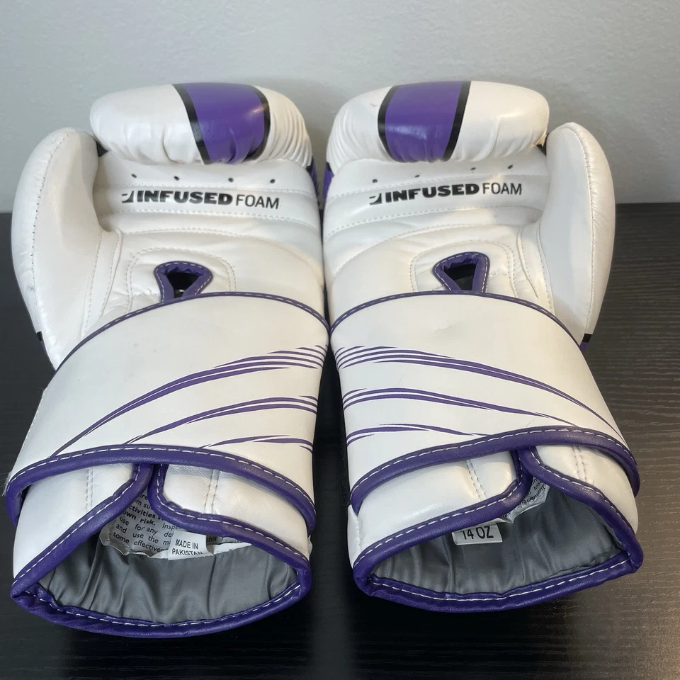Guantes de entrenamiento de espuma infundida TITLE BOXING gancho y bucle púrpura, blanco y negro 14 oz Foto 3 de 4
