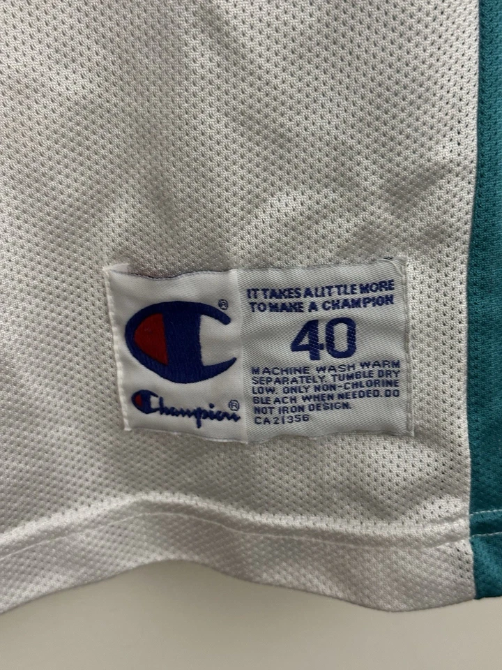 Camiseta deportiva vintage de los 90 Mike Bibby Vancouver Grizzlies Champion blanca rara Foto 4 de 4