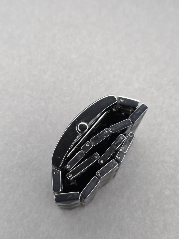 Reloj de metal rectangular con tachuelas negras vintage GUESS para hombre - dueño original Foto 3 de 4