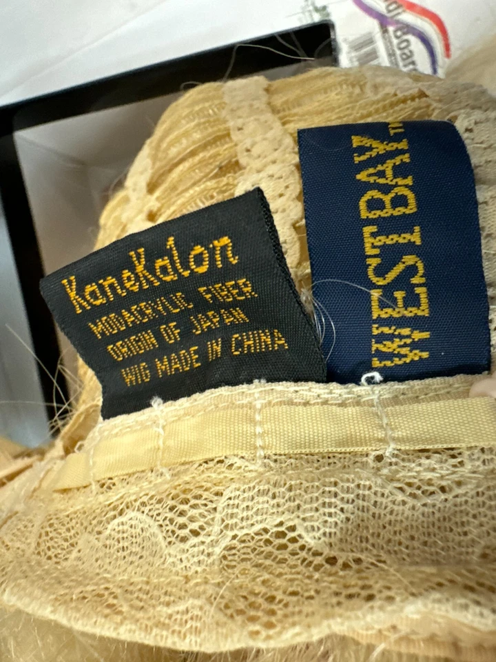 Peruca loira KaneKalon Westbay com caixa Louis Ferre - Imagem 4 de 4