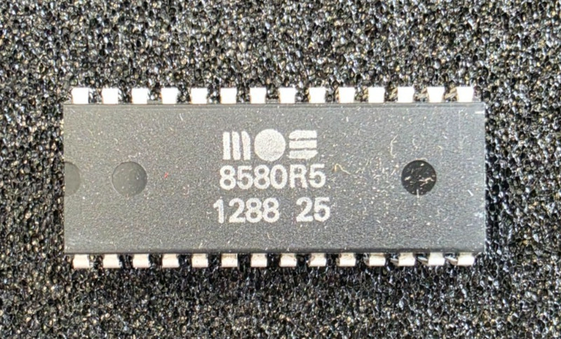 MOS 8580 R5 (1288) Commodore 64 SID -=TESTED=-