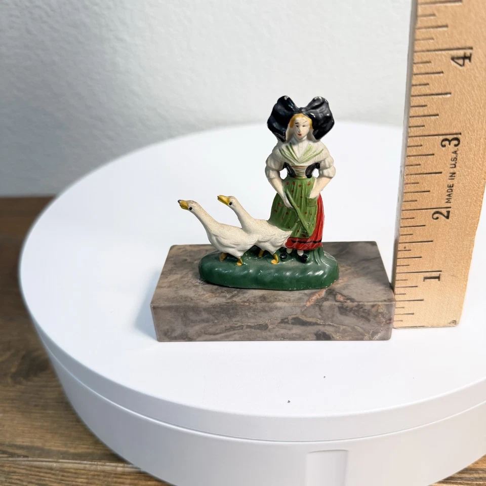 Divertida Estatua Caprichosa Pequeña de Metal Bretaña Francesa Mujer de Campo y Patos De Colección Foto 3 de 4