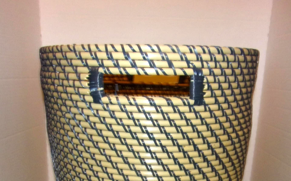 Cesta tejida Ikea extra grande con dos asas de transporte y un revestimiento de plexiglás Foto 3 de 4