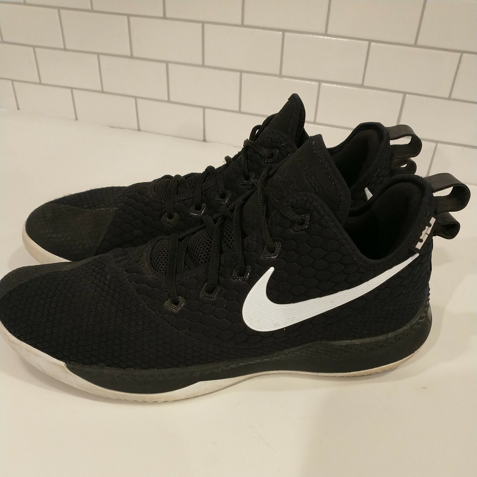 Comprar zapatillas de baloncesto LeBron James Nike - Basket World