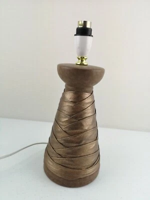 Lámpara de Mesa Base Bronce Imitación Cuero Modelo Nº L1915 30 cm Alto VGWO - Imagen 1 de 4