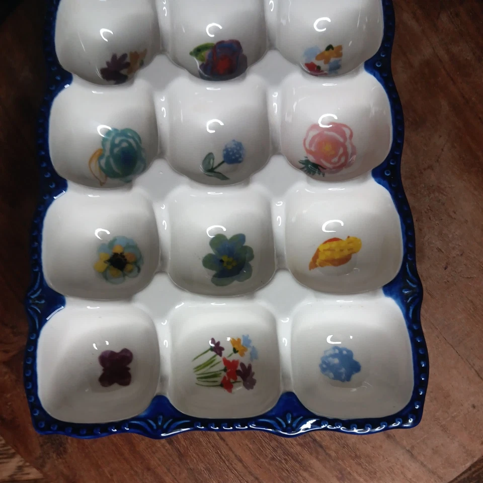 Soporte para 15 huevos de gres Celia The Pioneer Woman en bandeja floral azul cobalto Foto 3 de 4