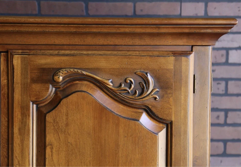 Exquisito gabinete de TV de campo francés vintage Ethan Allen Foto 4 de 4