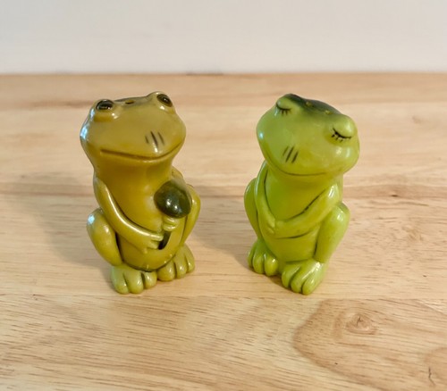 PAIR OF VINTAGE SITTING FROGS SALT AND PEPPER SHAKERS