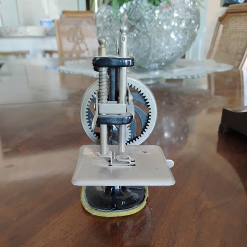 COLLECTIBLE VINTAGE CHILDS WOOD HANDLED CAST IRON SINGER SEWING MACHINE #20 - Picture 4 of 11