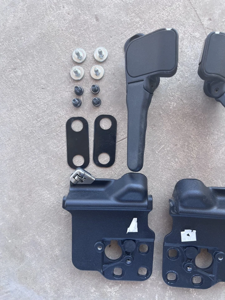 Juego de pestillos de bloqueo y placas de golpe diestro derecho diestro Ford Mustang 2005-14 convertible superior Foto 2 de 3