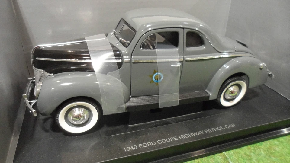 FORD DELUXE Coupé Highway Patrol Car 1/18 UNIVERSAL HOBBIES 3815 voiture police - Photo 1/1