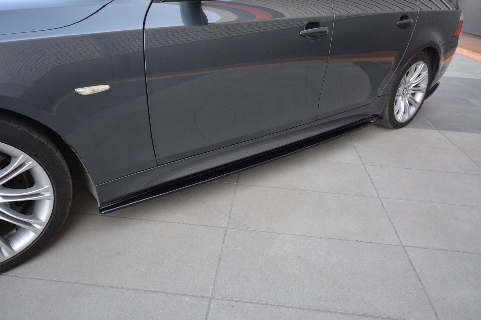 Rajouts des bas de caisse latéraux noirs pour rajouter du style à la BMW 5 E60 E61 M
