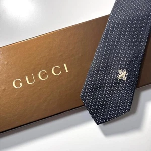 Magnifique cravate GUCCI 55,90 pouces en soie d'abeille à pois noirs