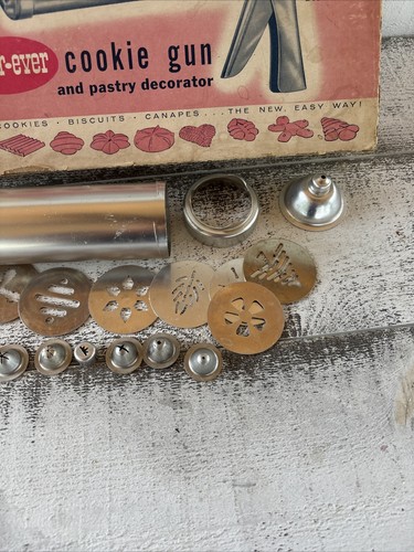 Vintage WEAR-EVER Trigger-Quick Cookie Gun & Pastry Decorator Set Cookie Press - Picture 4 of 10