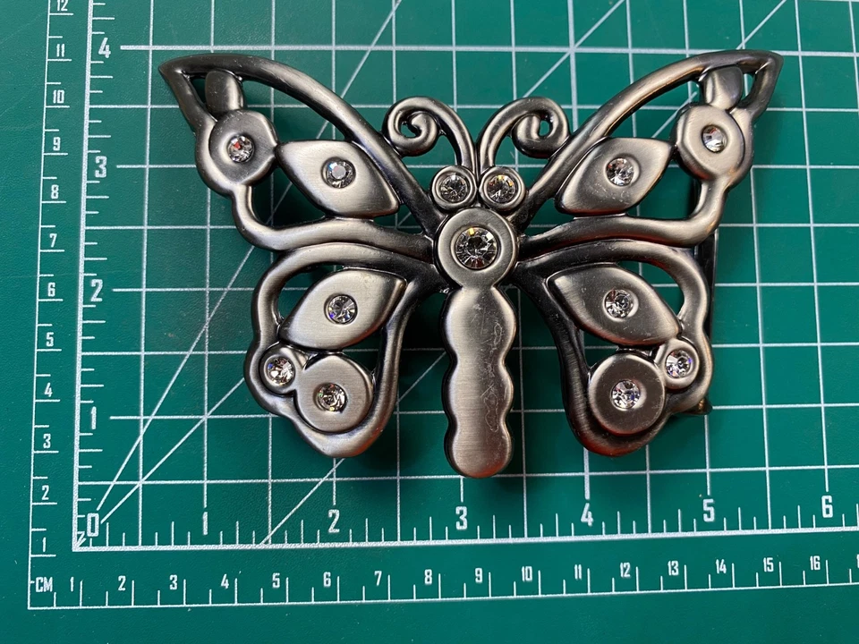 Hebilla de cinturón de mariposa grande con pedrería transparente Foto 2 de 3