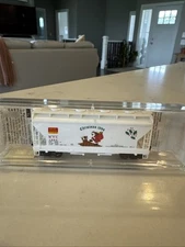 N Scale Micro Trains 2-bay ACF Covered Hopper 1994 Holiday car 92060 - Rd# 1994
