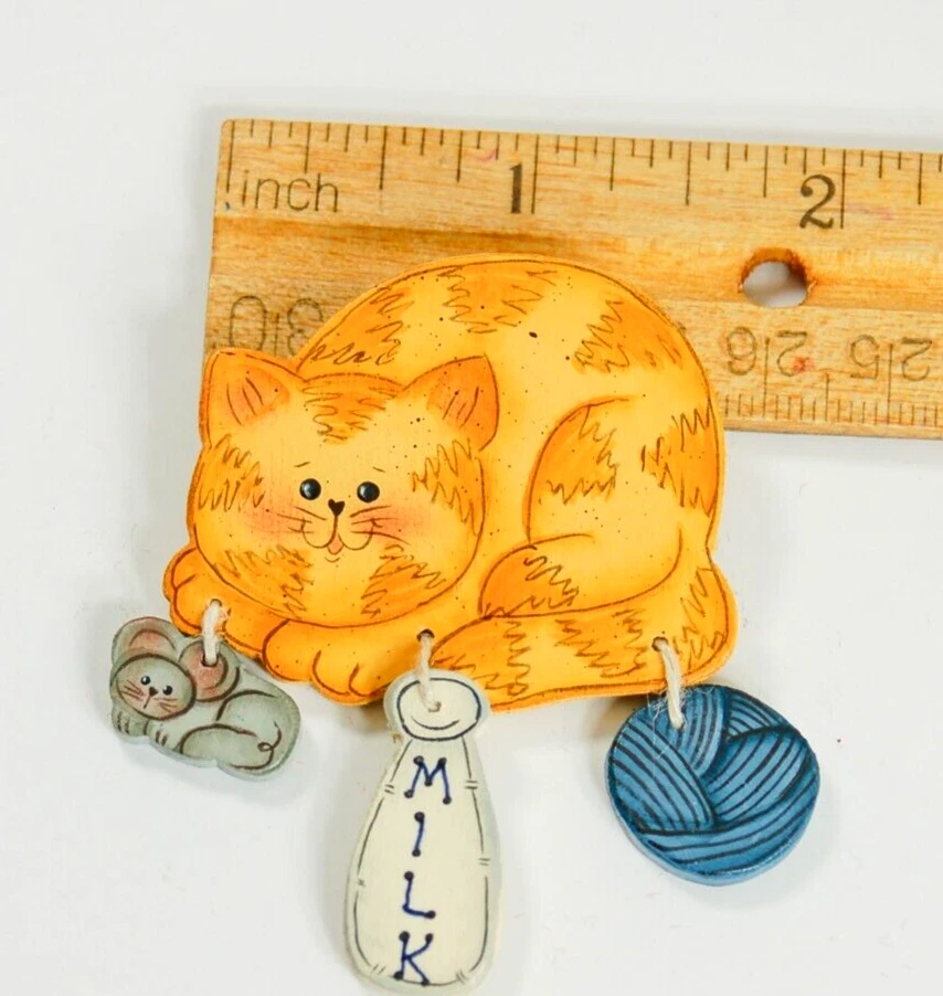 Broche prendedor Phyllis Griffis Fat Cat con juguetes 2 pulgadas Foto 2 de 4