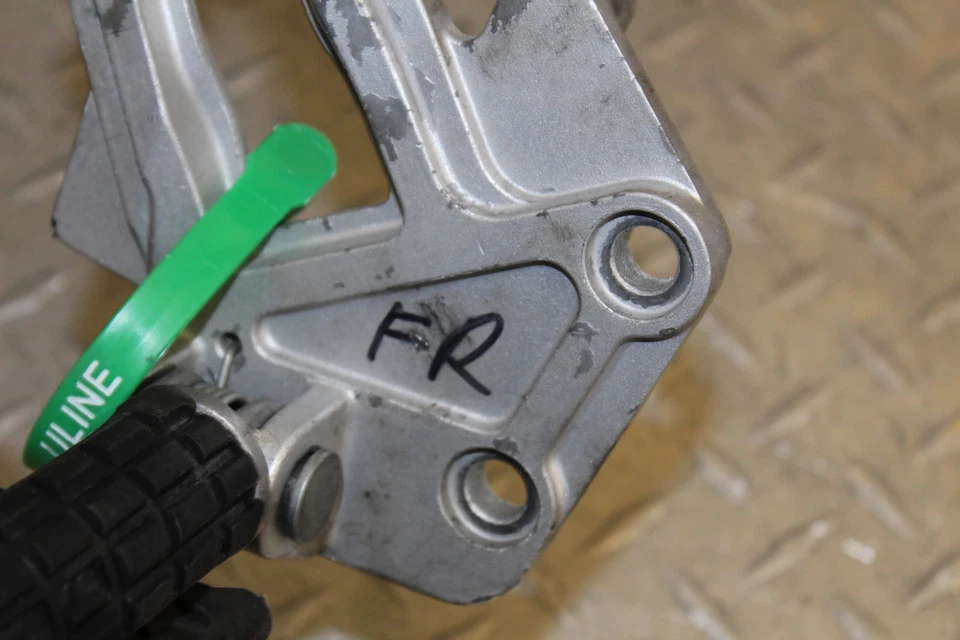 Kawasaki Ninja 600R ZX600C 1989 reposapiés delantero derecho clavija paso Foto 3 de 4