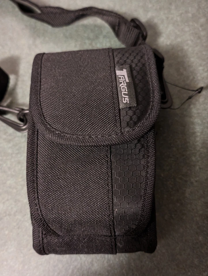 Targus Camera Case Black adjustable strap 2 Compartments Zip up 6X3.5X3 Belt  - Image 2 of 4