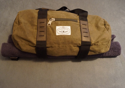 POLER Tasche DUFFEL BAG in oliv mit Gurten für Handtuch oder Skateboard