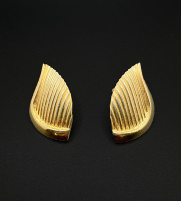Vintage Trifari Gold Tone Leaf Earrings Textured Clip On Signed Costume Jewelry