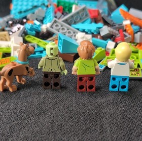 LEGO Scooby-Doo Mystery Machine 75902 Complete Set with Minifigures