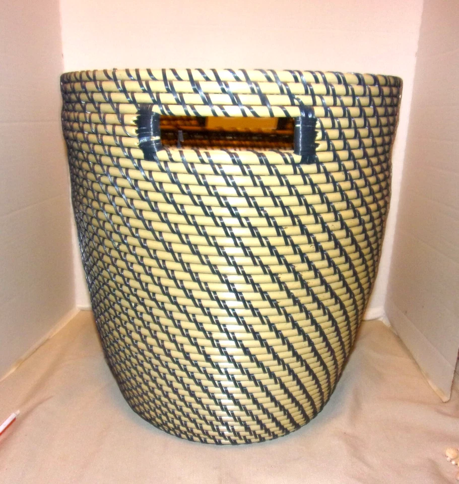 Cesta tejida Ikea extra grande con dos asas de transporte y un revestimiento de plexiglás Foto 4 de 4