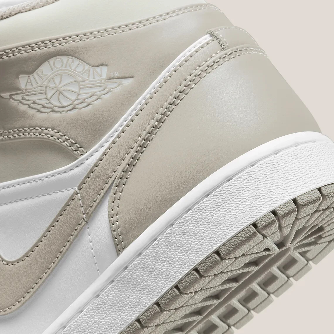 Nike Air Jordan 1 Mid Linen College Grey Light Bone 554724  display picture 1