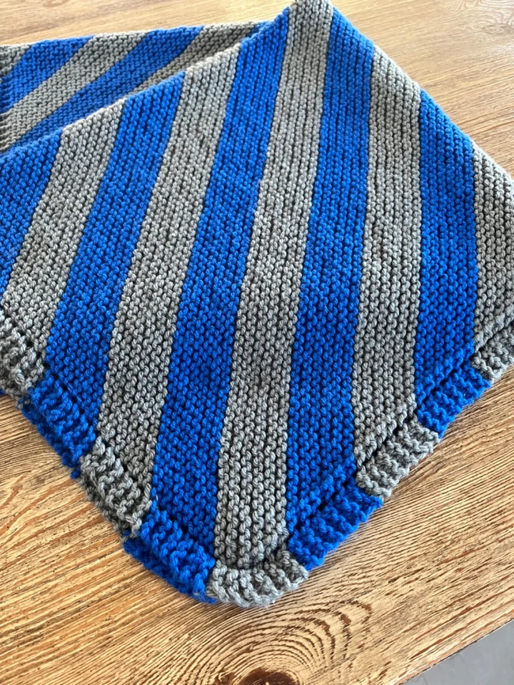 Manta tejida a mano para bebé/niño pequeño en rayas grises y azules Foto 3 de 3