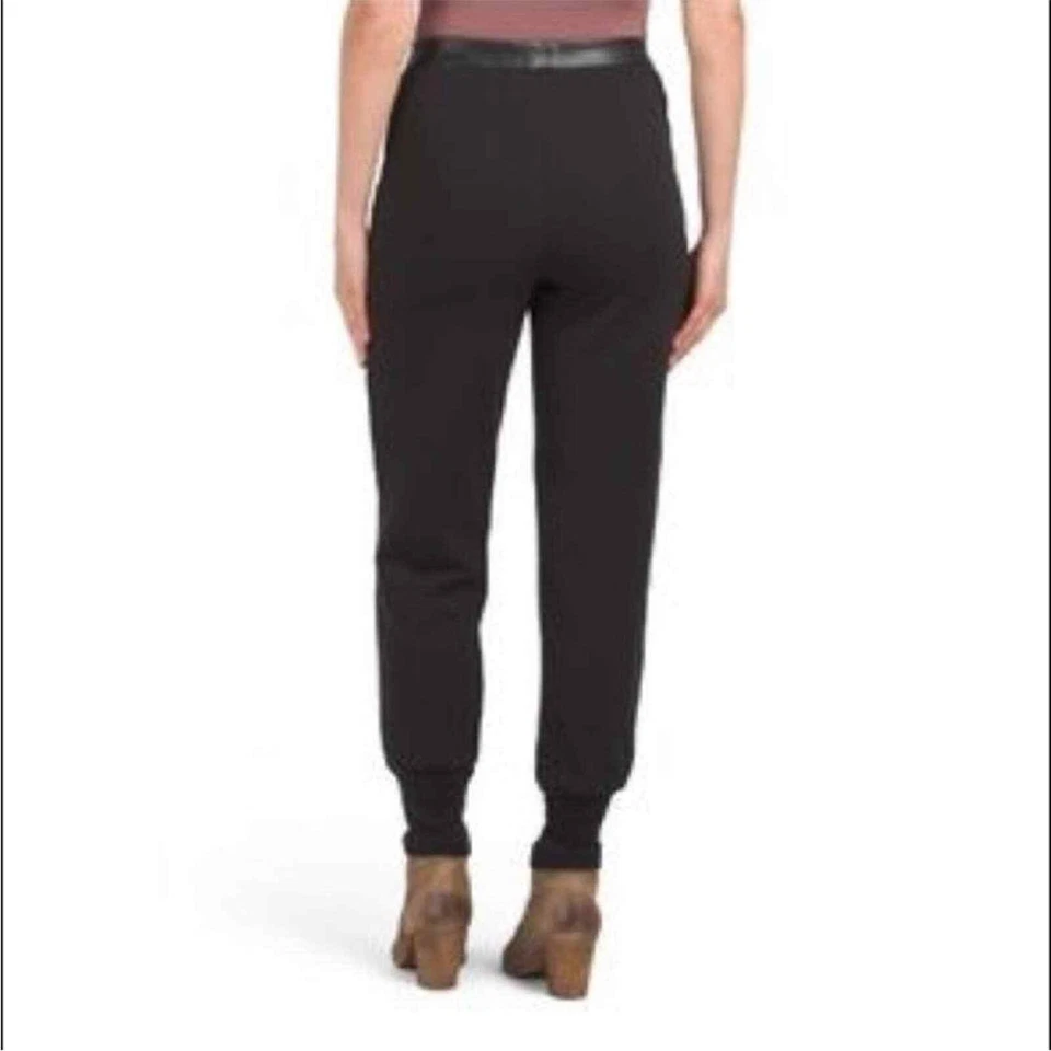 Joggers Romeo & Juliet Couture con cordones de cuero sintético negros talla grande Foto 2 de 4