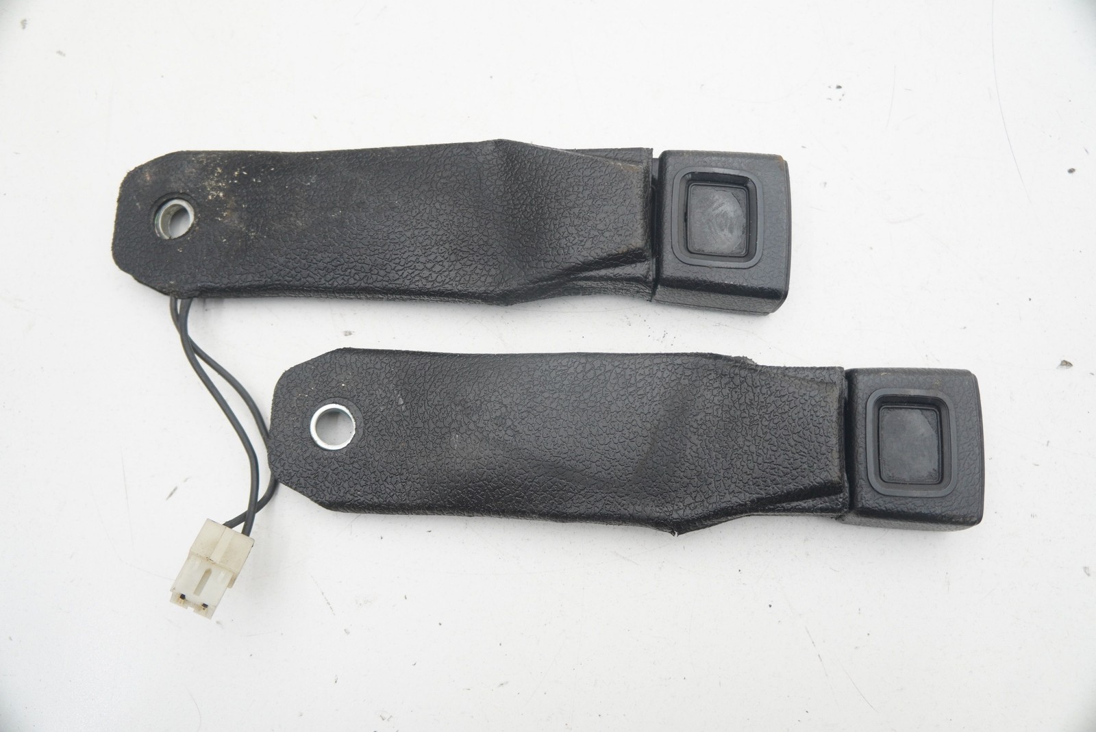 Set 2 Front Left Right Seat Belt Buckle Receiver Ferrari Mondial Cabriolet 1985