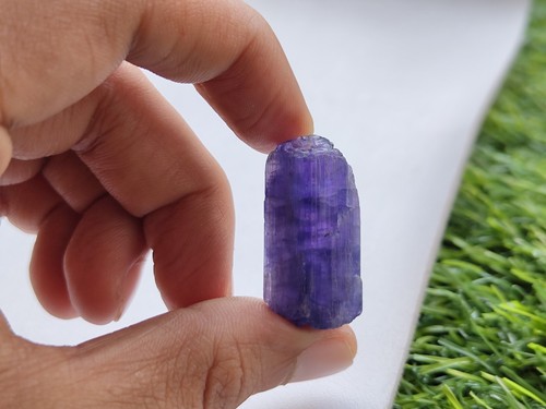 Amazing Natural Tanzanite Crystal Mind Blowing Color Rough 56.9 Carat 30×17×11mm - Picture 2 of 5