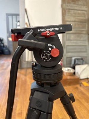 Sachtler DV2 II Tripod With Fluid Headlight With Missing Plate