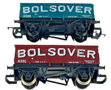 Rake of 2 Hornby R136 Bolsover 20T OO Gauge Steel Mineral Wagon Blue Red Rolling