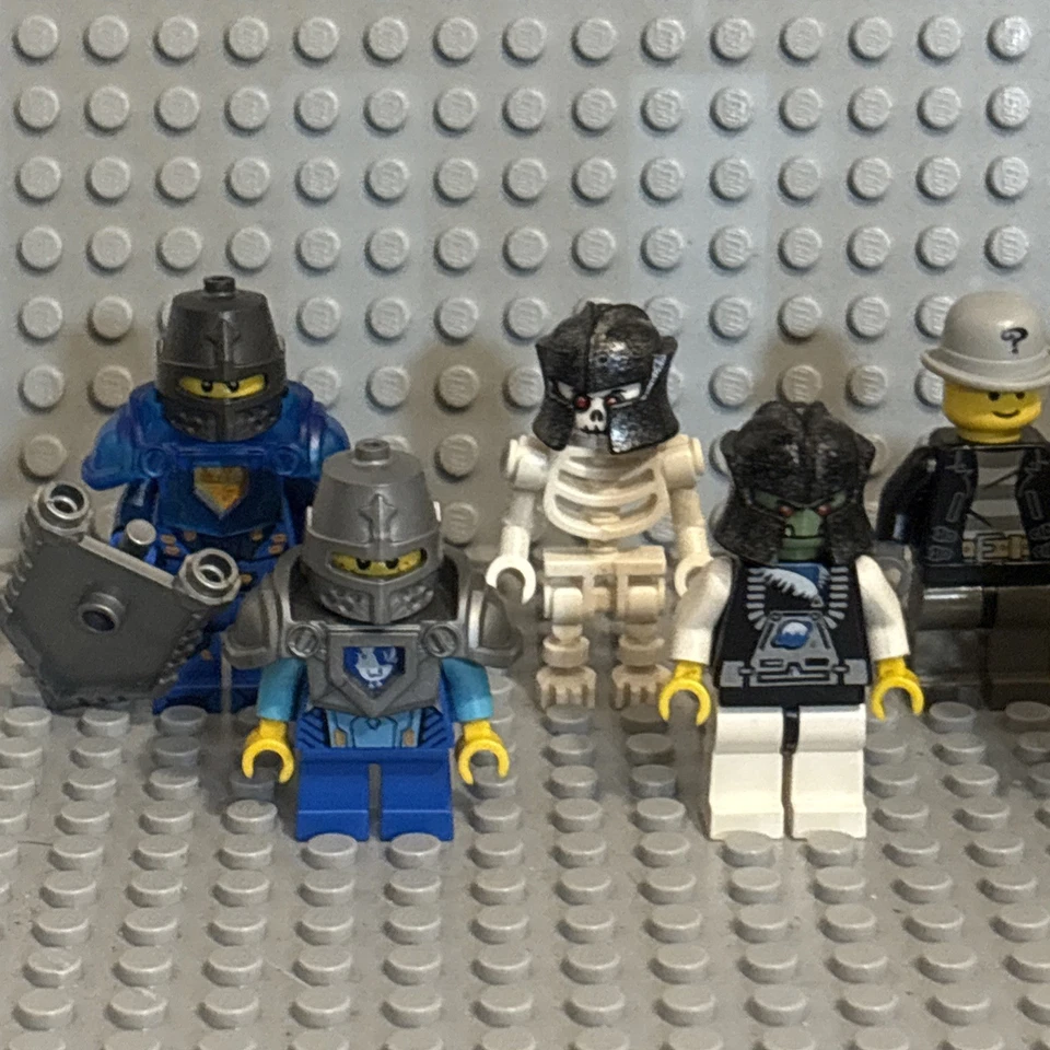 LEGO 8 Minifigure lot - Castle, Nexo knights, Adventurer, Vintage Etc - Image 2 of 3
