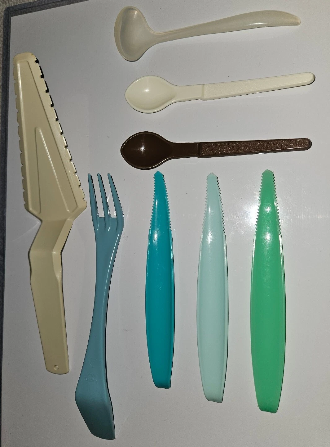 LOT OF 8 Tupperware ITEMS SPATULA,SPOONS, LADLE, ETC AND TWO SECRET BONUS ITEMS