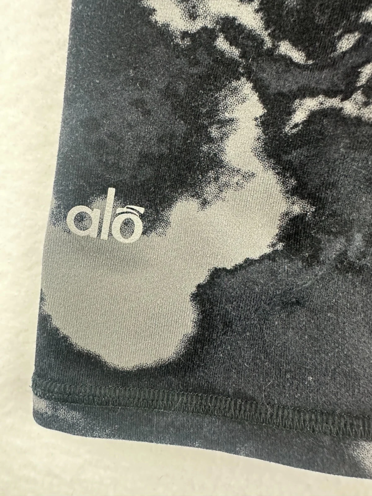 alo-yoga airbrush geometric capri leggings